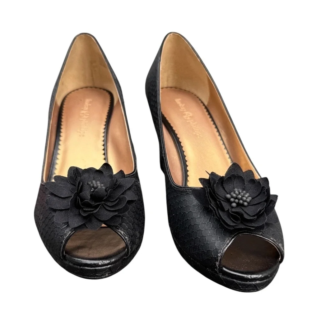 Lindsay Phillips Courtney Black Snakeskin Peep Toe Wedge Heels Flower Size 8.5M